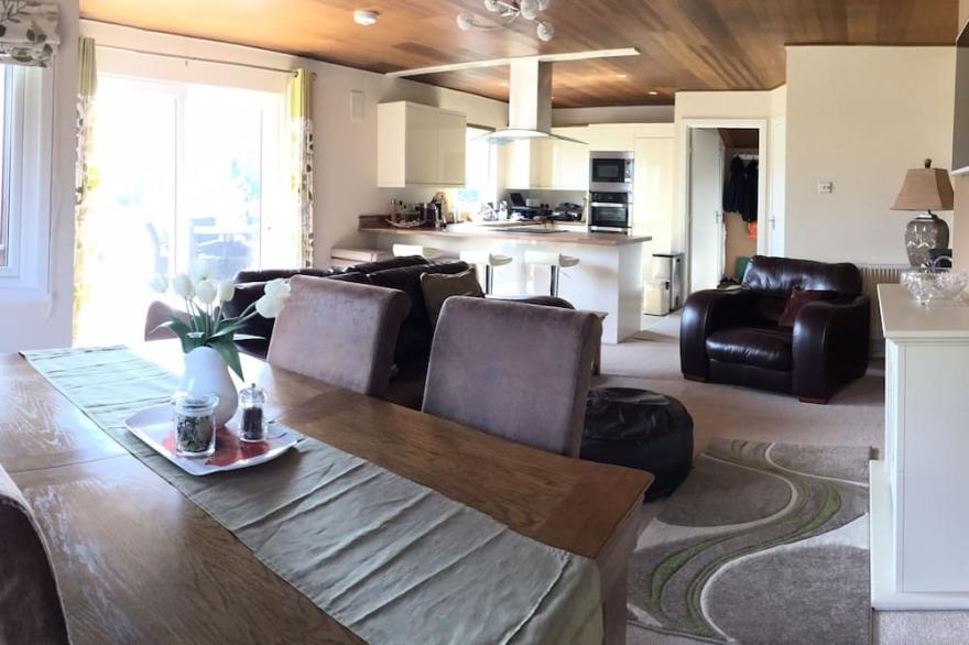 Peaceful, luxury, allergy &smoke-free lodge.Hot tub, Fishing, dog-friendly, surf