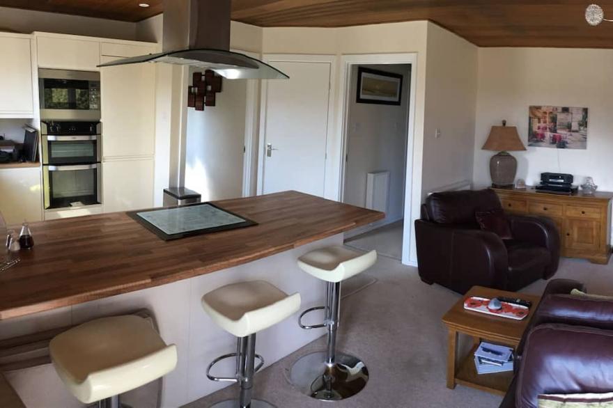 Peaceful, luxury, allergy &smoke-free lodge.Hot tub, Fishing, dog-friendly, surf