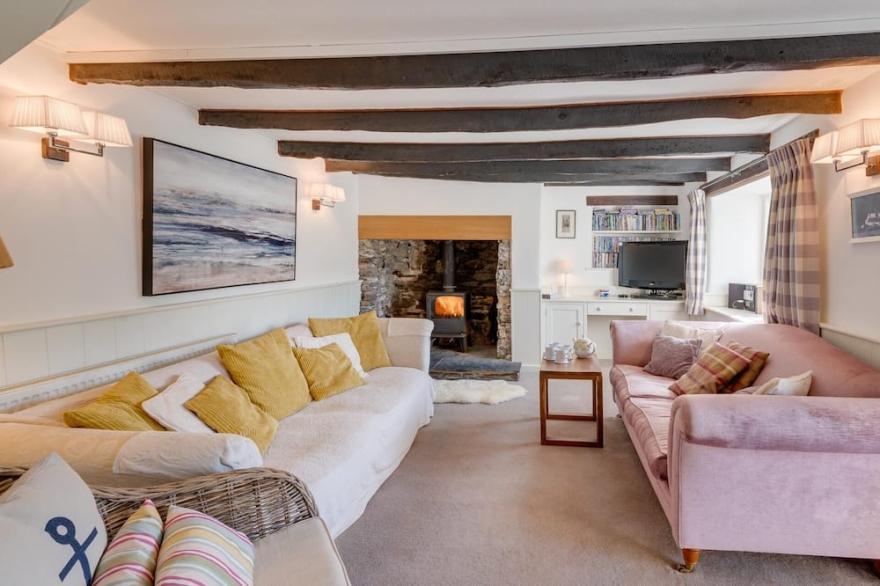 A gorgeous 400 year old thatched cottage 60m from the beach