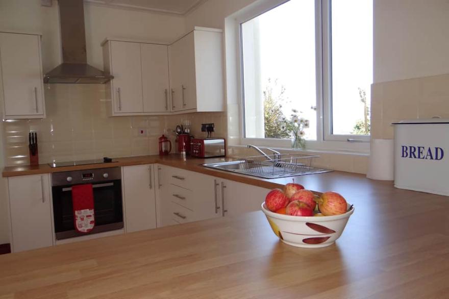 Spectacular sea views from this family friendly 4 bed holiday home.