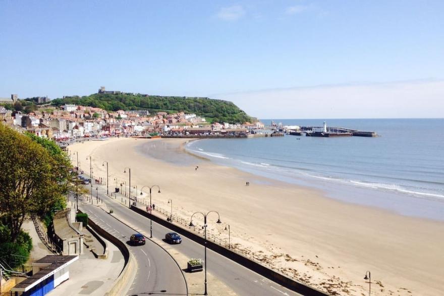 Large House in Scarborough near the beach, Large Garden & 7 seat Hot Tub