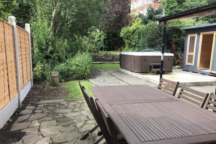 Large House in Scarborough near the beach, Large Garden & 7 seat Hot Tub