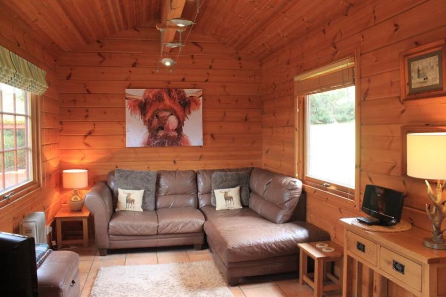 Beautiful Log Chalet with indoor sauna and private outdoor covered hot tub