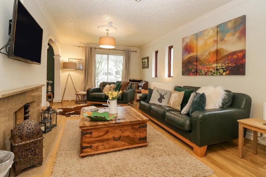 Windermere spacious 4 bed 4 bath house, parking & 5 mins walk to village & Lake