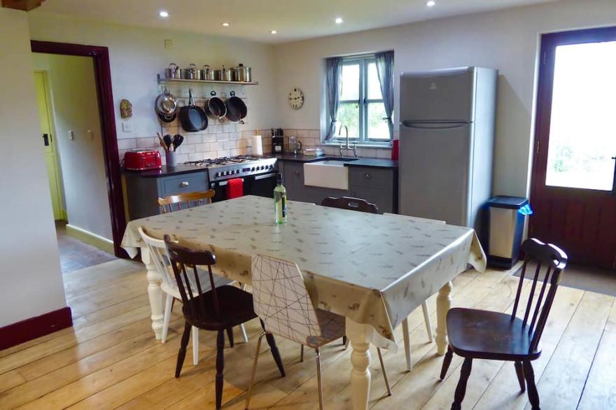 Beautiful Cottage, Spectacular Views - wifi, Sky & Netflix, enclosed garden