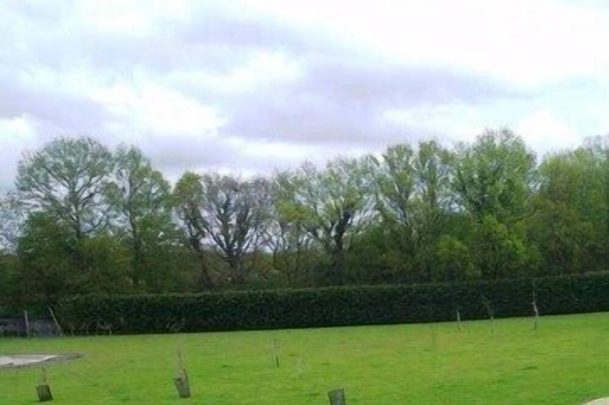 Country Farmhouse sleeps 2- 24.7 bedrooms. + Annex.Just over an hour from London