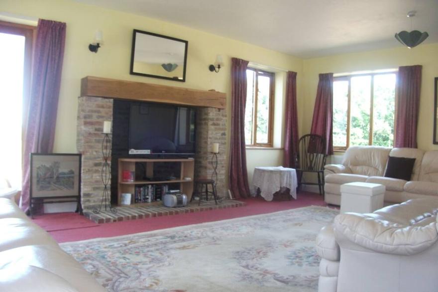 Country Farmhouse sleeps 2- 24.7 bedrooms. + Annex.Just over an hour from London