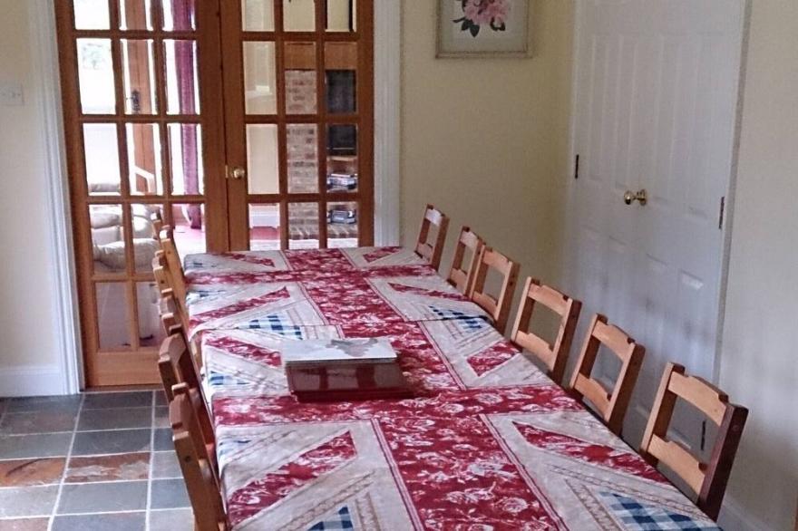 Country Farmhouse sleeps 2- 24.7 bedrooms. + Annex.Just over an hour from London