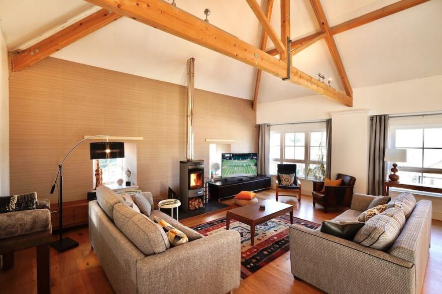 Stylish home in a beautiful countryside setting!