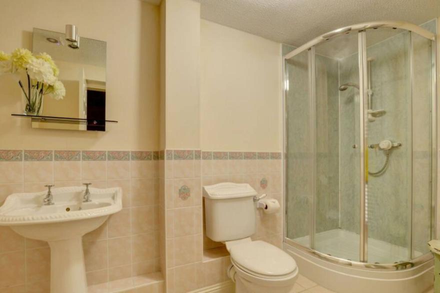 Beautiful  villa for 6 people with WIFI, TV, patio and parking