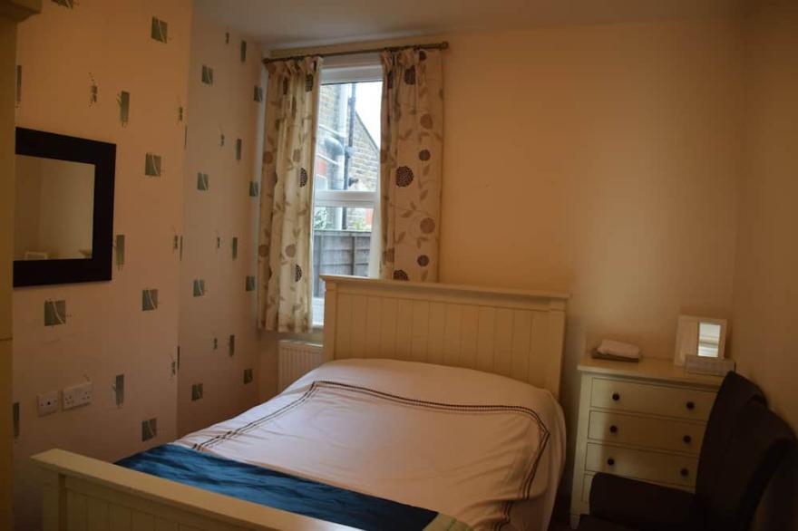 Large one Bedroom apartment, 7 min. walk tube station, 20 min. tube City centre