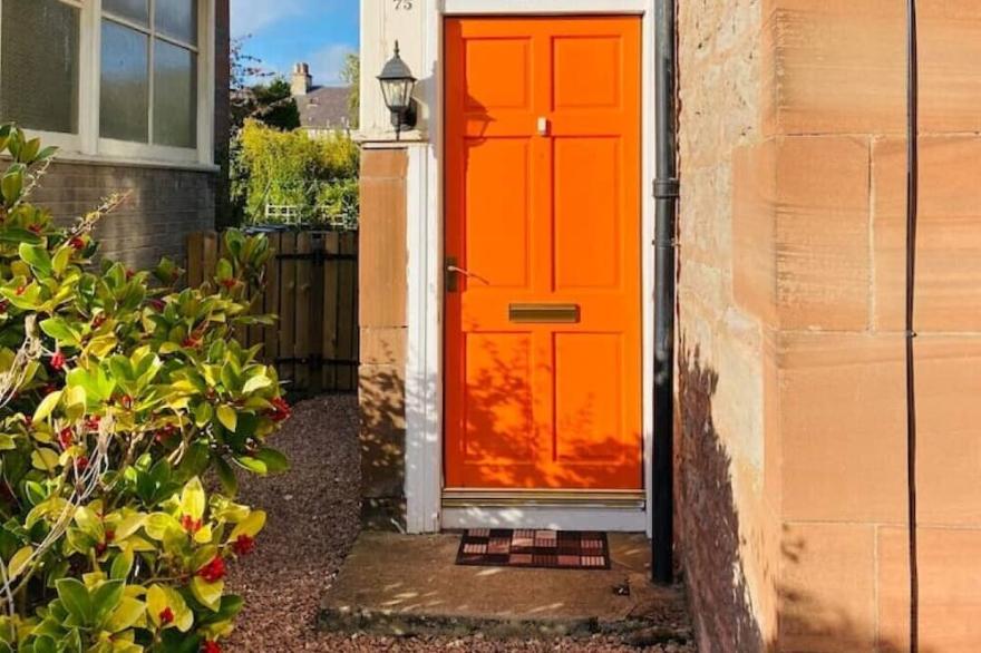 Spacious 2 bed flat with a fireplace and a garden