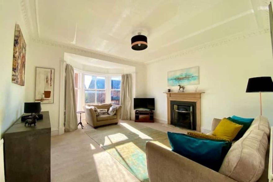 Spacious 2 bed flat with a fireplace and a garden