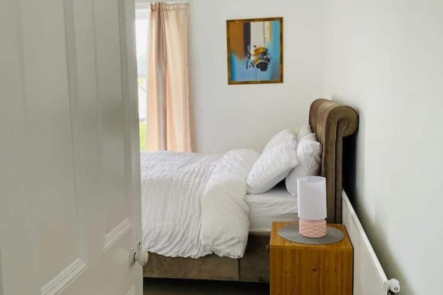 Spacious 2 bed flat with a fireplace and a garden