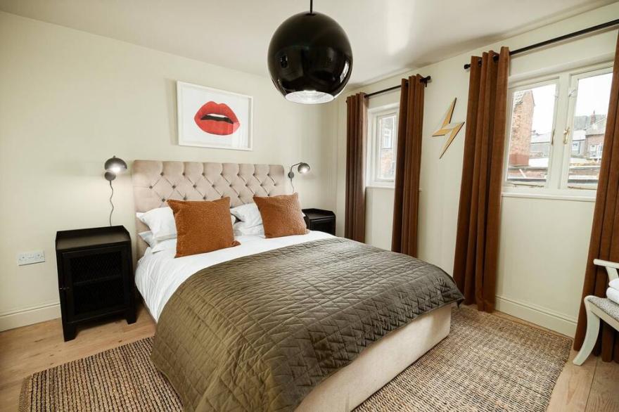 Stylish Townhouse near sea • Parking • King Bed