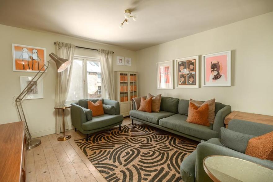 Stylish Townhouse near sea • Parking • King Bed