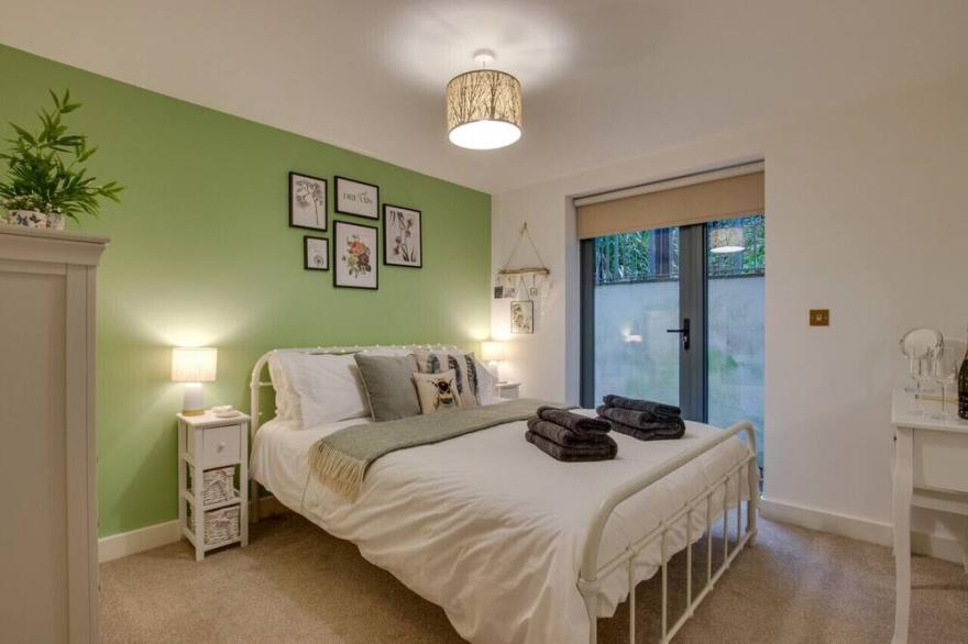 Pobble's Place - Two Bedroom Apartment, Sleeps 3