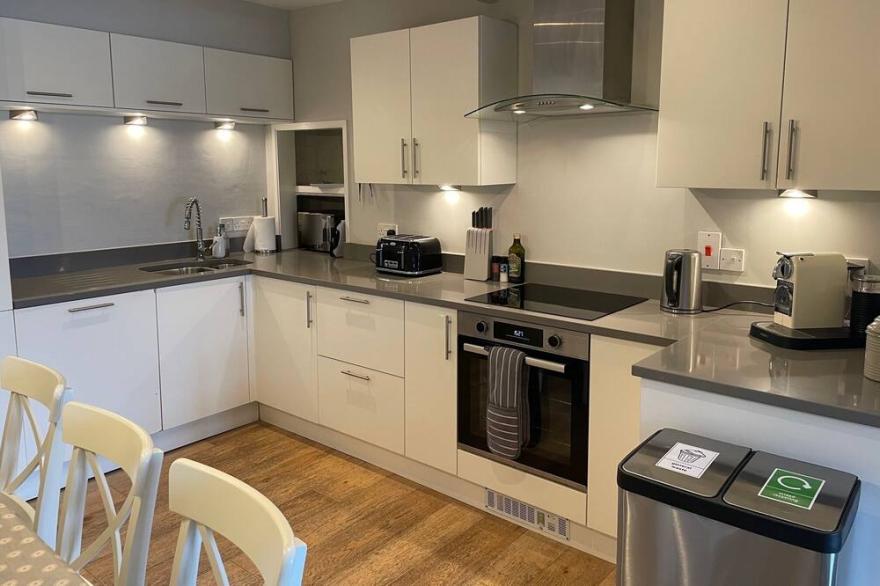 Attractive 3 storey Holiday Cottage overlooking the River Camel in Rock, Slps8-9
