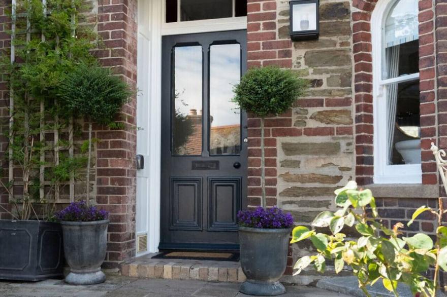Aldford House - Four Bedroom House, Sleeps 8