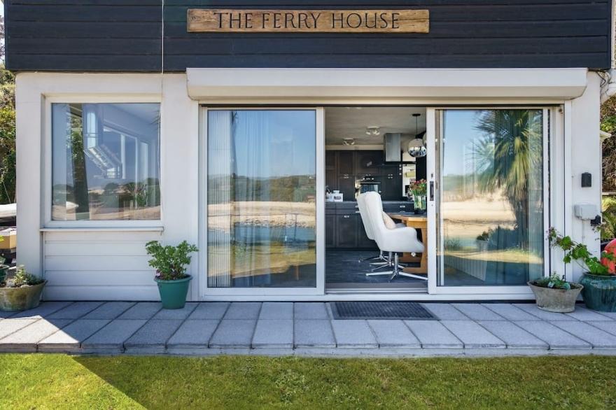 Absolute Sea and Beach Front House Private Heated Pool + Hot Tub Unlimited Wifi