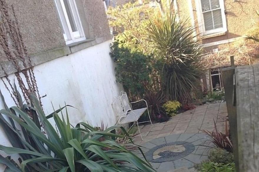 Spacious Georgian Town House 100m from the sea! Sea Views,Garden,Balcony,WIFI