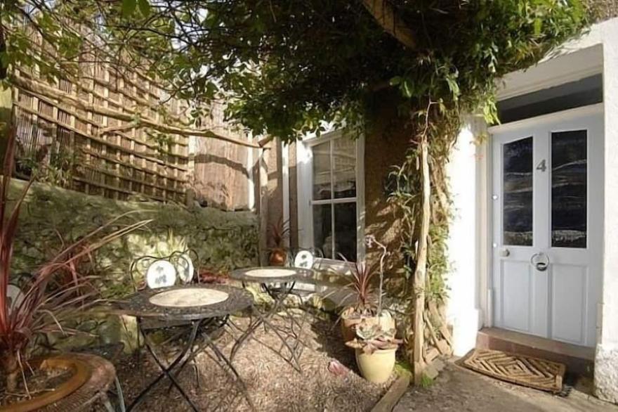 Spacious Georgian Town House 100m from the sea! Sea Views,Garden,Balcony,WIFI