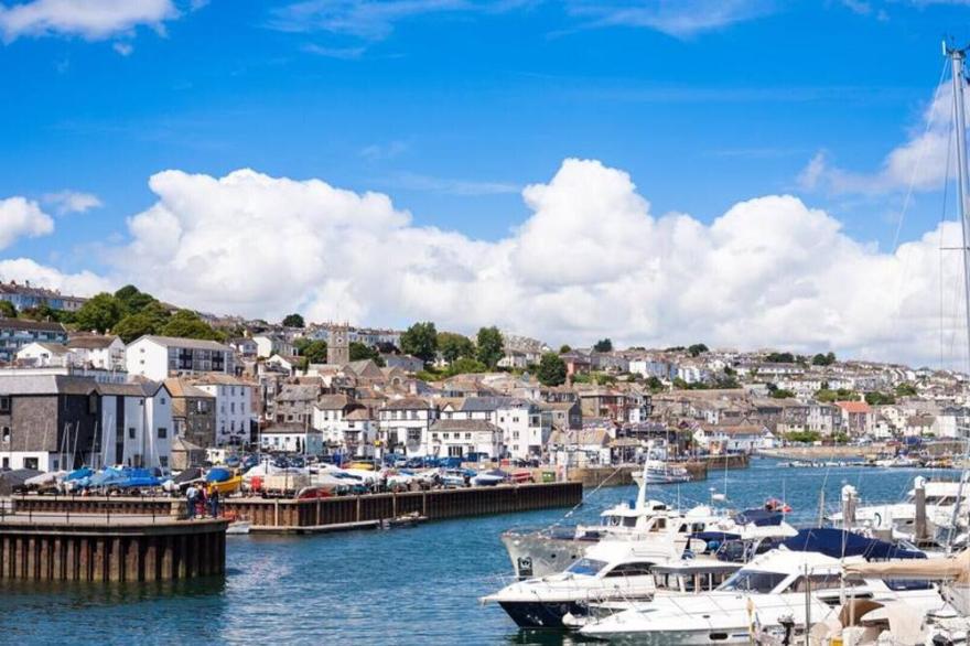 Endeavour is a first floor apartment close to the heart of Falmouth with parking