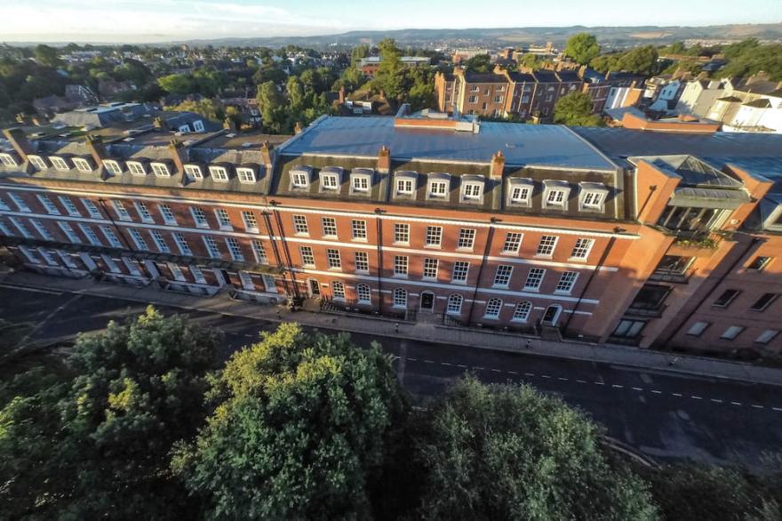 5* reviews - Apt in City Centre Exeter, 2 King Beds, 2 Baths, parking, gym.