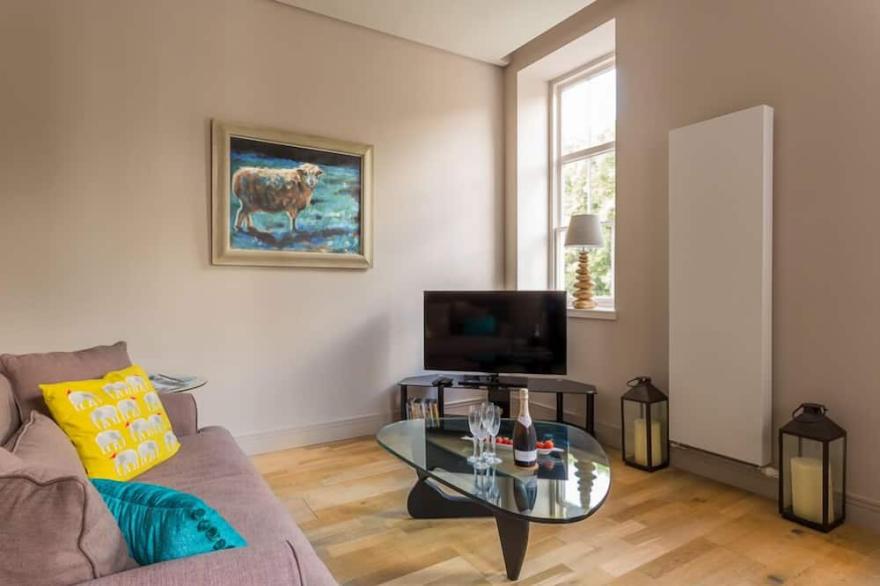 5* reviews - Apt in City Centre Exeter, 2 King Beds, 2 Baths, parking, gym.