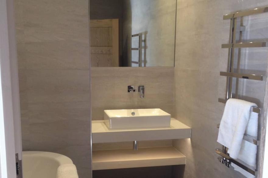 5* reviews - Apt in City Centre Exeter, 2 King Beds, 2 Baths, parking, gym.