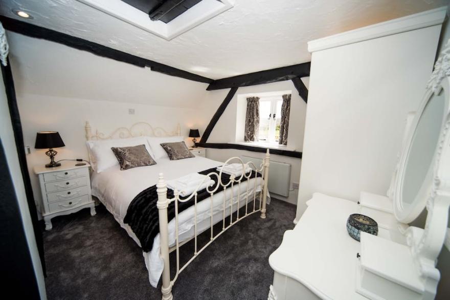 Romantic getaway with stunning views, close to the Jurassic Coast