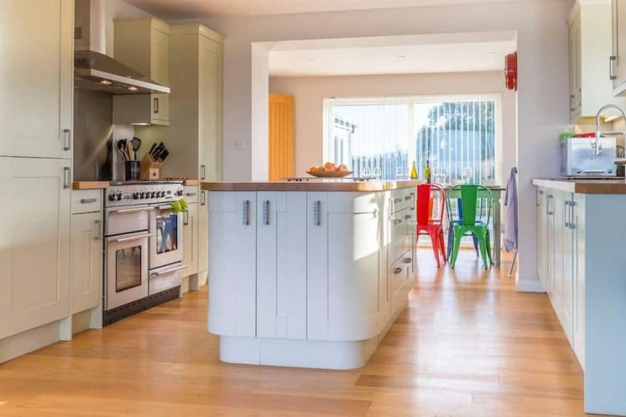 Kiwi Beach House with stunning views across the ocean - the perfect place for families or friends to get together!