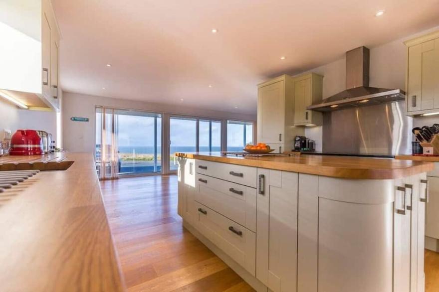 Kiwi Beach House with stunning views across the ocean - the perfect place for families or friends to get together!