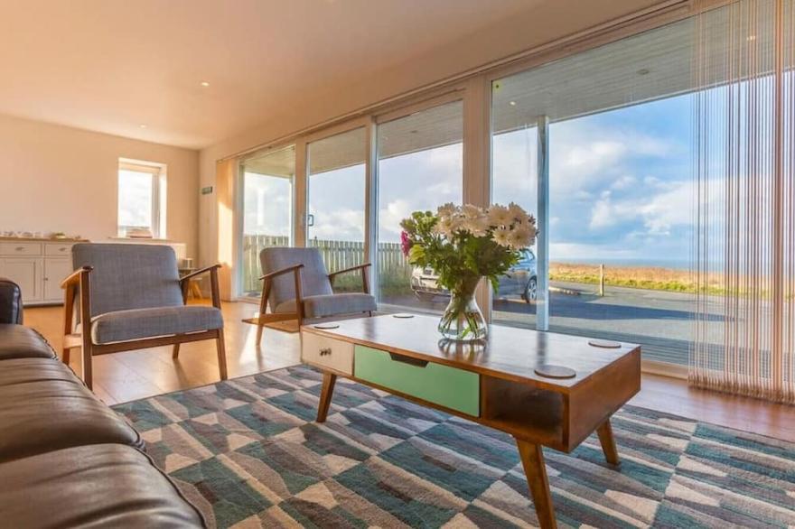 Kiwi Beach House with stunning views across the ocean - the perfect place for families or friends to get together!