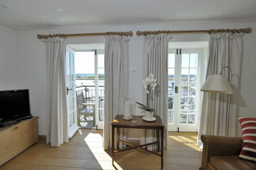 Two Bedroom Waterside Cottage With Balcony And Magnificent Views Of The Estuary
