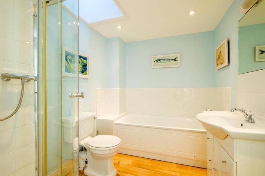 Shell Cottage - sleeps 8 guests  in 4 bedrooms