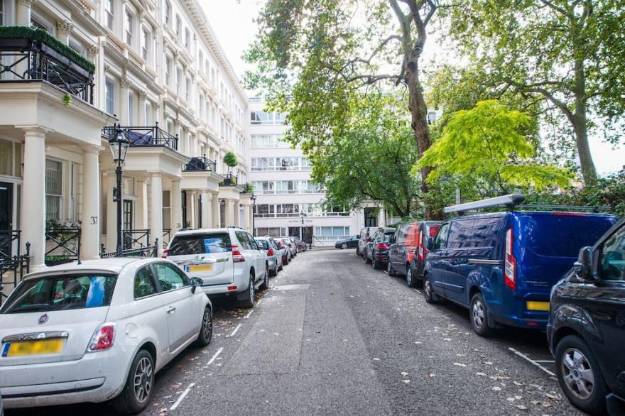 Sophisicated Knightsbridge 1BR Duplex, nr. Hyde Park, by Blueground