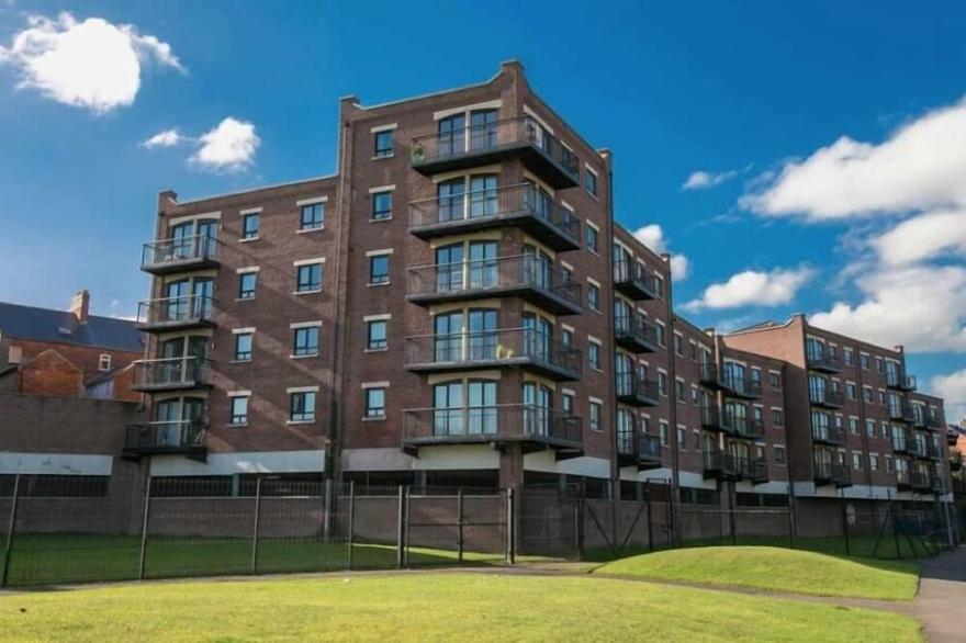 BELFAST 3 BED PENTHOUSE APARTMENT ~  Stunning City Views Free Parking Free Wi Fi