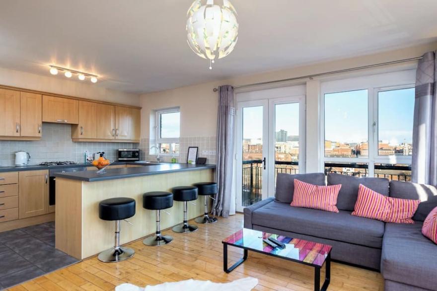 BELFAST 3 BED PENTHOUSE APARTMENT ~  Stunning City Views Free Parking Free Wi Fi