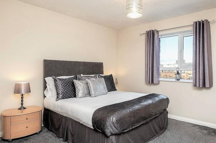 BELFAST 3 BED PENTHOUSE APARTMENT ~  Stunning City Views Free Parking Free Wi Fi
