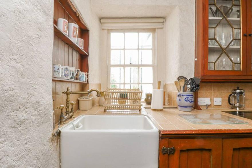 THE PEND, family friendly, character holiday cottage in Whithorn