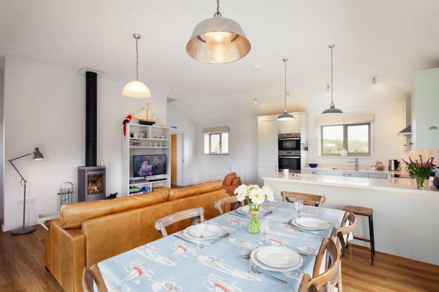 5* cosy, pet friendly holiday cottage within a short walk of the beach.