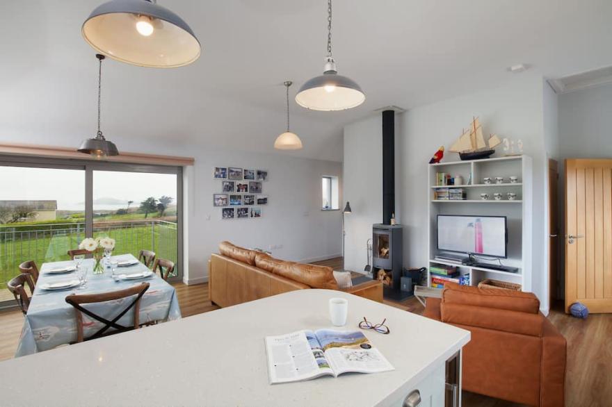 5* cosy, pet friendly holiday cottage within a short walk of the beach.