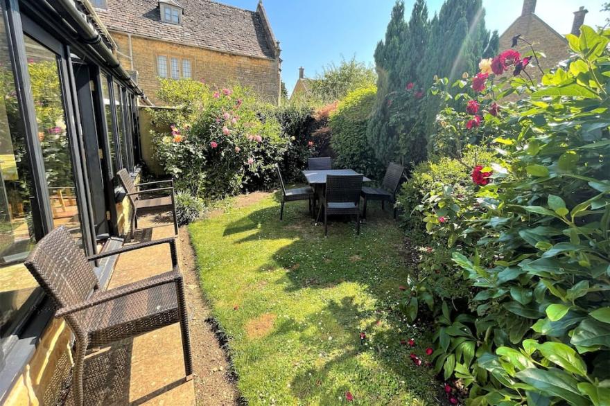 Cloisters Cottage in Bourton-on-the-water With Off Road Park For Two Cars