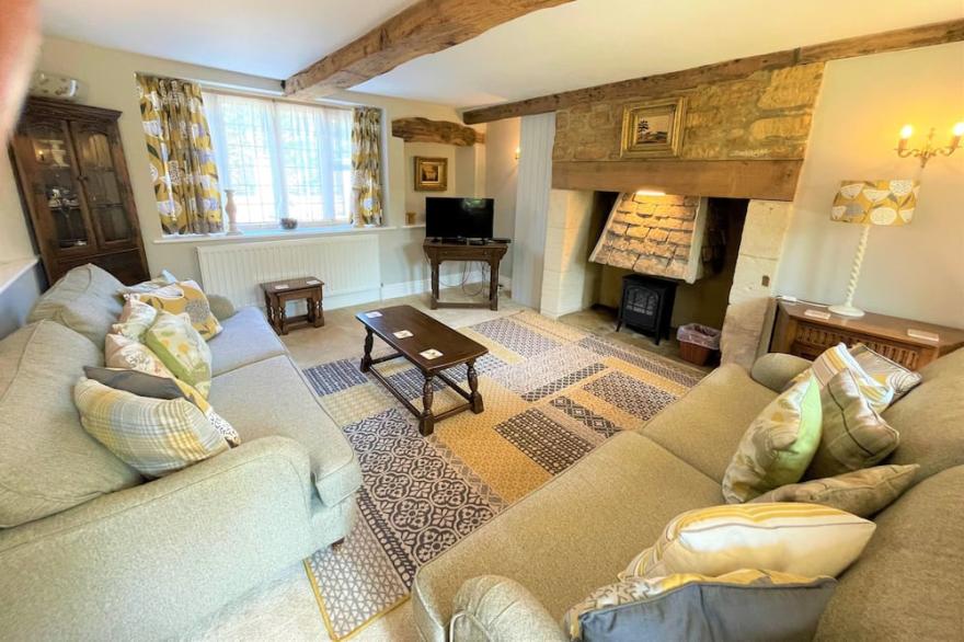 Cloisters Cottage in Bourton-on-the-water With Off Road Park For Two Cars