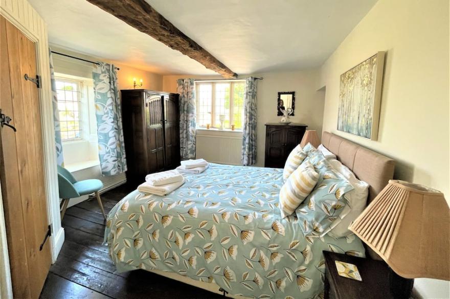 Cloisters Cottage in Bourton-on-the-water With Off Road Park For Two Cars