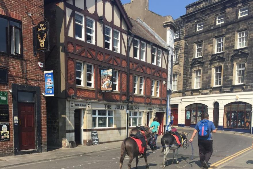 WHITBY TOWN CENTRE SPACIOUS APARTMENT WITH PARKING.
