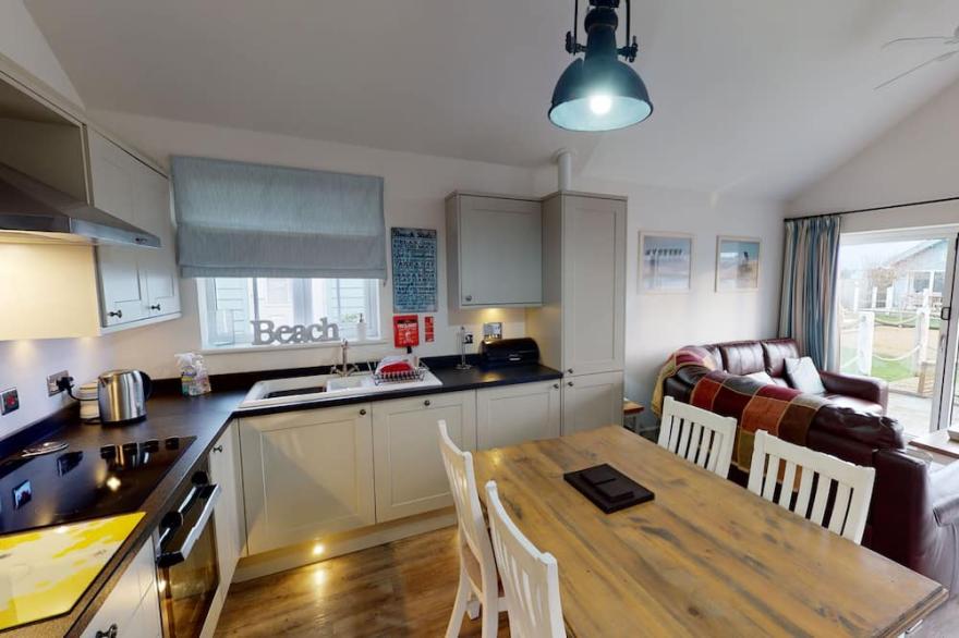 Blue Anchor Retreat -  a beach house that sleeps 4 guests  in 2 bedrooms