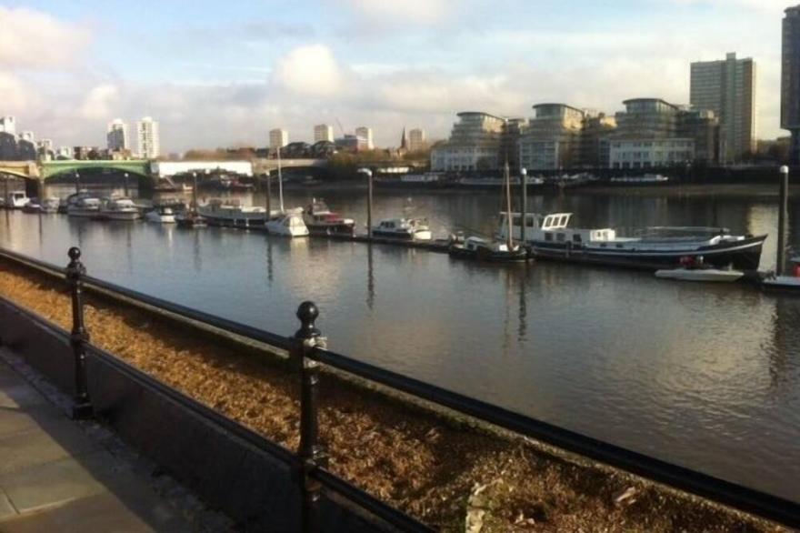 Stunning 2 bedroom Fulham / Chelsea Border Flat WiFi  by river!