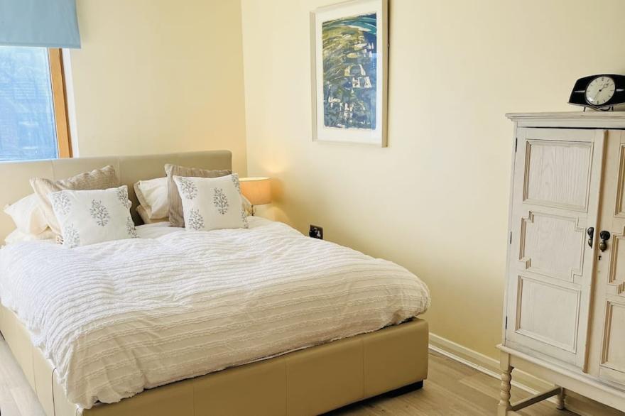 Stunning 2 bedroom Fulham / Chelsea Border Flat WiFi  by river!